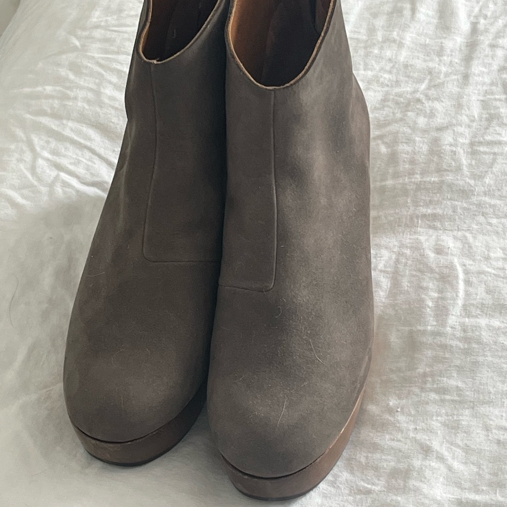 NWOT. Coclico brand dark gray suede w/brown undertone Ankle Boots. Size41.